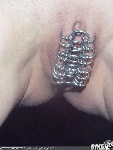 pussymodsgalore: Numerous labia rings linked by other rings. Entry barred, chastity piercing. Sehr s