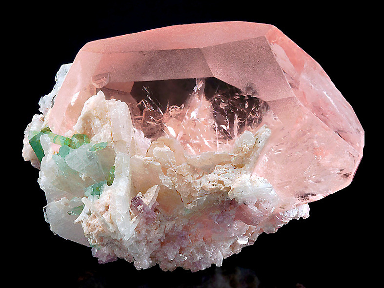 samojohreblag:  pyrrhic-victoria:A rare mix of minerals.Morganite, Tourmaline, Cleavelandite