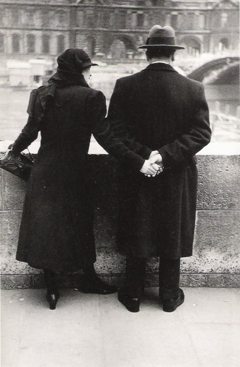 liquidnight:  John Phillips French couple holding hands as they look out on River Seine. Paris,1937 