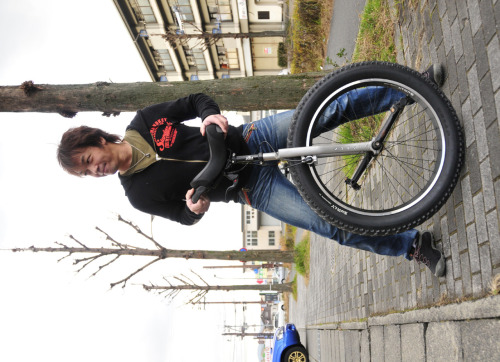 hydrochoerushydrochaeris: まだイケるかな？？ - 寅田屋自転車本舗 このタイヤで一輪車とは・・・・・・。