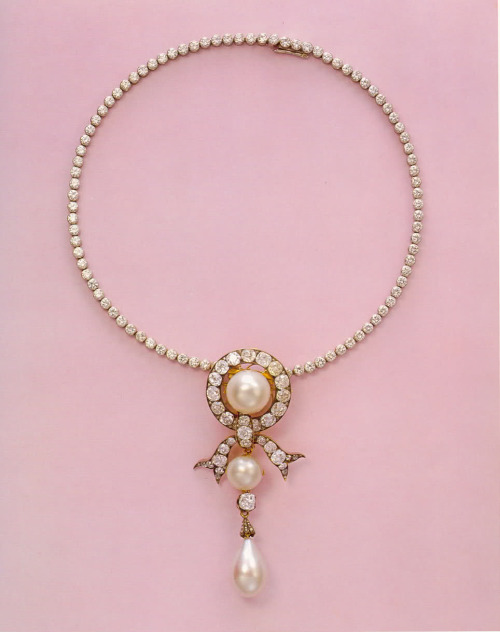 ohsoromanov:A diamond and pearl necklace that belonged to Empress Marie Feodorovna of Russia. The ne