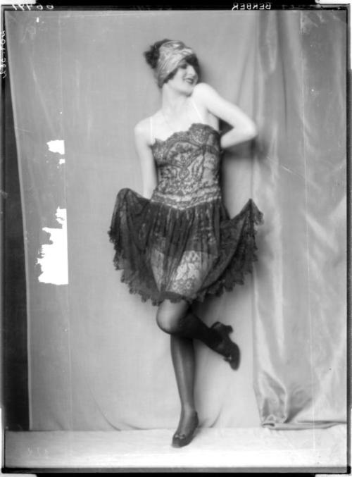 moniledebeaute:  Modefotografie mit Anita Berber (Anita Berber in a fashion photography), by Mme D’Ora, 1921, Austrian National Library. 