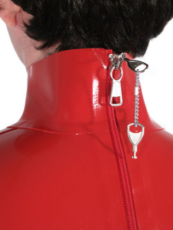 pamemmons:  Nifty locking zipper. Cuz ya know, that is a real easy place to reach when you’re in an armbinder. I still like the zipper. 
