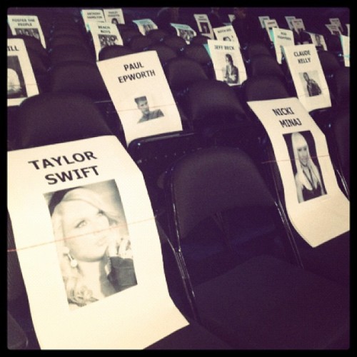 barbieplatinum:Nicki’s next to Taylor Swift at The Grammy’s.