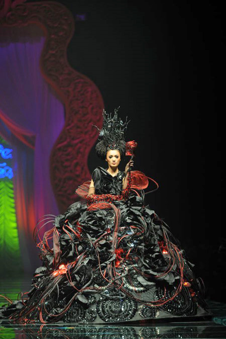 tawnyscostumesandcuriosities:  rufflesnotdiets:   Guo Pei  God I love her work, and how she uses ele