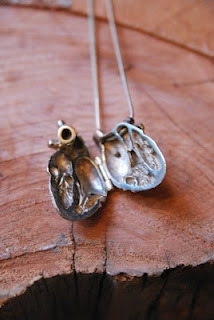 brxkenpetal:  oldhollywoodmoxie:  These lockets are anatomically correct. The locket is held shut by the trunk of the aorta, which acts as a snap. The chain attaches to the pendant through the superior vena cava and left pulmonary vein, causing the heart