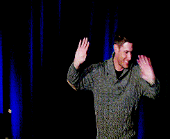 codependent-brothers:  Jensen crashes Rob’s panel - [x] 