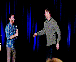 codependent-brothers:  Jensen crashes Rob’s panel - [x] 