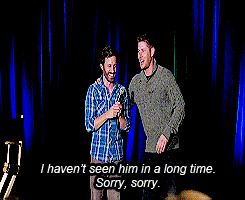 codependent-brothers:  Jensen crashes Rob’s panel - [x] 