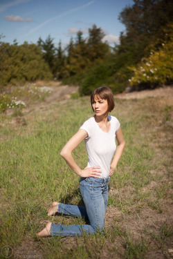 Something about today&rsquo;s test shoot with Stephanie reminded me of one of my favorite painters, Andrew Wyeth. The grass, the wind, the colors, it all makes me miss painting. I think it&rsquo;s time to start getting out the brushes again.  Comments/Que