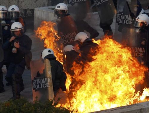 socialrupture:Anti-austerity protesters fight police, torch buildings — Athens, GreeceGreek po