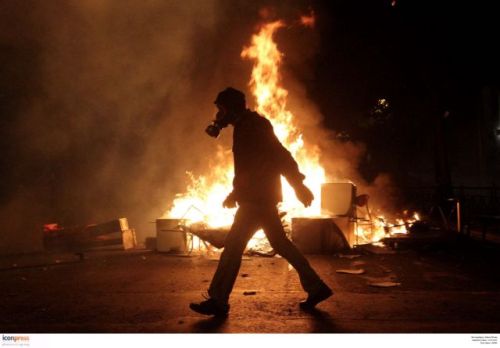 socialrupture:Anti-austerity protesters fight police, torch buildings — Athens, GreeceGreek po
