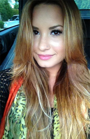 diegodynyz:  Demi lovato, não importa a cor do cabelo, você vai ser linda de qualquer jeito. 