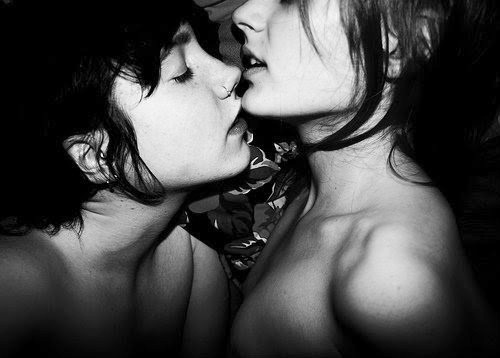 lipsticklesbians.tumblr.com/post/17524422543/