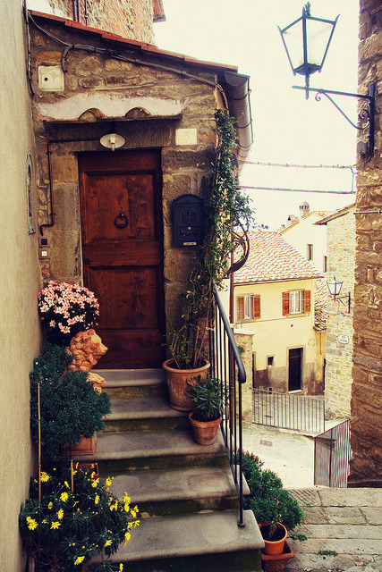 petitpoulailler:  ysvoice: Little steps in Cortona, Tuscany by © Jenny 