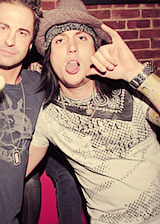  9 favorite pictures:» Synyster Gates in his fedoras requested by: kidsyn 