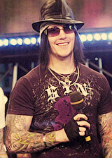  9 favorite pictures:» Synyster Gates in his fedoras requested by: kidsyn 