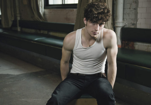 Sex gemin-i:  Aaron Johnson (sun in gemini, venus pictures