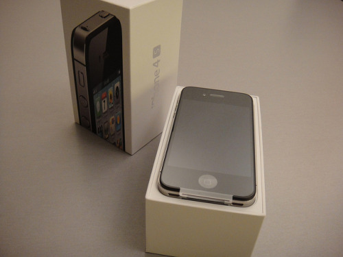 whoren-y:  HUGE VALENTINES DAY GIVEAWAYYYY!!!!!!!!!!!!!!!!!!! hello beautiful followers, since it’s valentines day soon, i decided to do a huuuuge giveaway of an IPhone 4S & a Mac laptop. the story is, i got a new iphone 4S for my bday from my mom