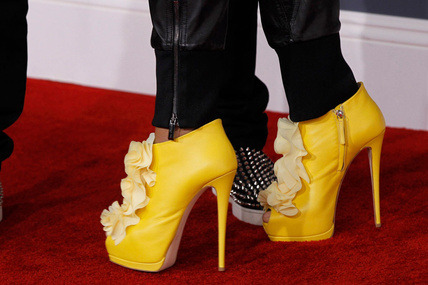 @CathyGuetta last night at @TheGrammys in yellow shoes! #FashionIs&hellip;