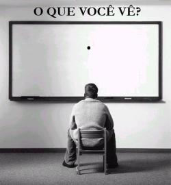   “O ponto negro” Certo dia, um professor chegou na sala de aula e disse aos alunos para se prepararem para uma prova-relâmpago. Todos acertaram suas filas, aguardando assustados o teste que viria. O professor foi entregando, então, a folha da