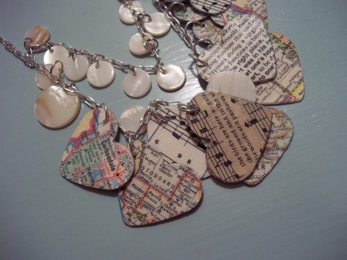 DIY Personal Paper Heart Necklace. Love this idea - 2 sisters exchanging gifts - paper hearts with m