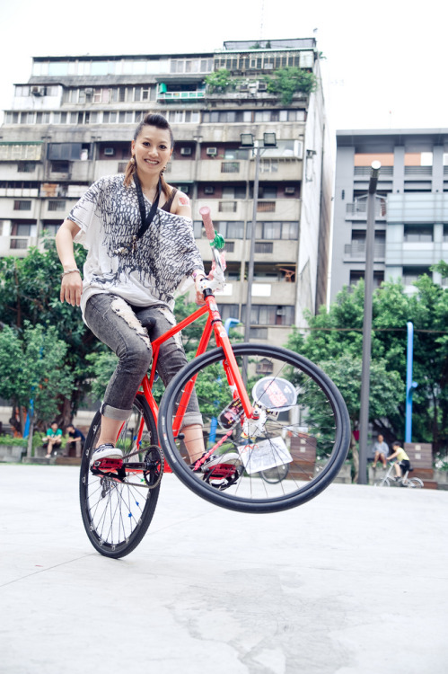 dt3k: appelsiinimehu: FGGT 電影公園外拍 by 大大兒. (fixed gear girls taiwan) badass.  I really want a fixie