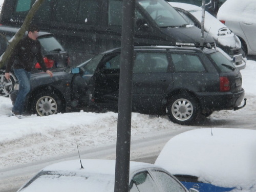 Wieder einmal erweist sich: unter einem scheinbar harmlosen Schneehügel kann auch mal ein echter Hügel versteckt sein!
Foto: Chris