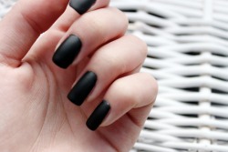 sevvven:  matte black nails &lt;3 