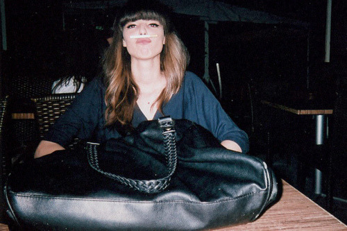  As mulheres ainda dominarão o mundo. Tão complicadas mas extremamente decididas. Possuem um ar de mistério dentro de si, uma doçura que enfeitiça qualquer homem. E como dizia Clarice Lispector “Toda mulher leva um sorriso no rosto e mil segredos