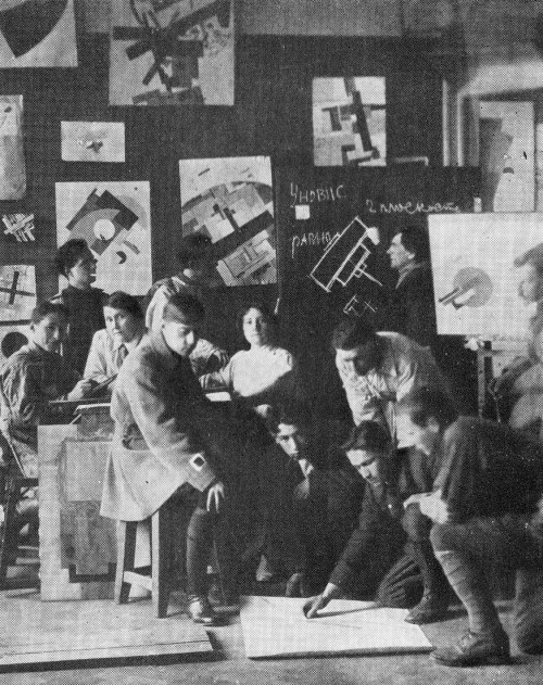 zolotoivek:Kazimir Malevich teaching students of Unovis, Vitebsk, 1925.