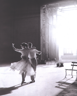 mindgamesss:    Audrey Hepburn and Fred Astaire rehearsing for Funny Face, photographed by Richard Avedon, 1957.  Amor. 