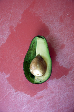 astrolily:  davidbrandongeeting:  quarter avocado on cutting board, brooklyn 2011  i adore this 