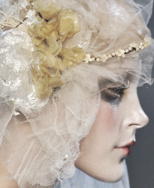 lavandula:jessica stam at john galliano autumn/winter 2009-2010nose envy:(