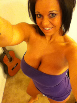 hotwifekristine:  #humpday. #mfc. I’m getting ready to log on to profiles.myfreecams.com/hotwifekrissy  Morning gorgeous&hellip;