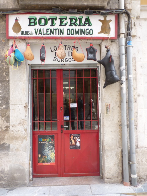 Tiempos modernos
Detrás de esa pequeña puerta roja se adivina un negocio tradicional de los que ya no quedan.
Cabría hablar de paredes que dejan patente su historia, del taller que amablemente nos enseñaron, de artesanía, de paciencia, de las cosas...