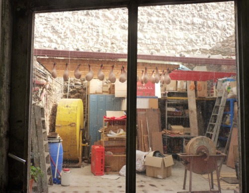 Tiempos modernos
Detrás de esa pequeña puerta roja se adivina un negocio tradicional de los que ya no quedan.
Cabría hablar de paredes que dejan patente su historia, del taller que amablemente nos enseñaron, de artesanía, de paciencia, de las cosas...