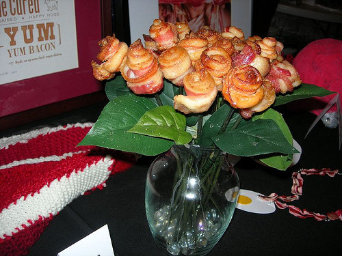 reeggiimee:  mxchelle:  whatswithderek:  galactic-glitch:  I’LL NEVER LOOK AT ROSES THE SAME WAY.  Okay. If I was a girl (and I still had my undying love for bacon), the person who gives me these would win me over easily.  Holy shit, hahaha.  OMgah!