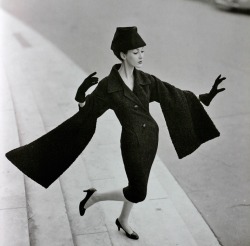 theniftyfifties:  Dovima by Richard Avedon. 