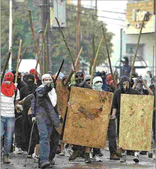 intrigaestupida:   concepcion 19 octubre chile 2011  Conce es la Cumbia! en la lucha!  ay weon antes de 10 mechas que se tiraban en todo chile 6 eran de conce y ahora nada NADAAAAAAAAAAAAAAAAAAA :c