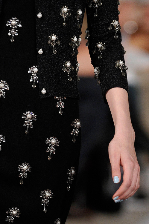 dark-runway:  midgefingers:  Oscar de la Renta NYFW Fall 2012 rtw  DARK FASHION 