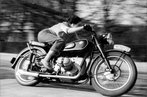 scanzen: Marianne Weber, belgian journalist riding a BMW R 68, April 1952. In: Motorcycle, 15 August