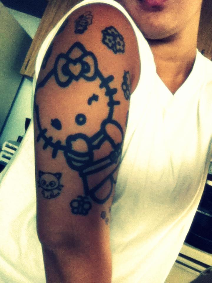 mariexbae:  working on my sleeve . I LOVE HelloKitty - wife  