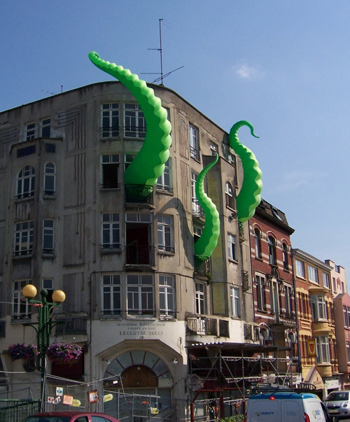 datdonk:  archiemcphee:  Street artist Filthy Luker’s tentacular Art Attacks are a dream come true! Yet another addition we’d love to see made to Geyser of Awesome headquarters.  That looks so cool!  ^