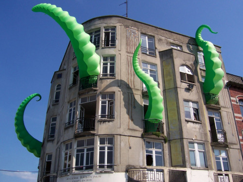 datdonk:  archiemcphee:  Street artist Filthy Luker’s tentacular Art Attacks are a dream come true! Yet another addition we’d love to see made to Geyser of Awesome headquarters.  That looks so cool!  ^