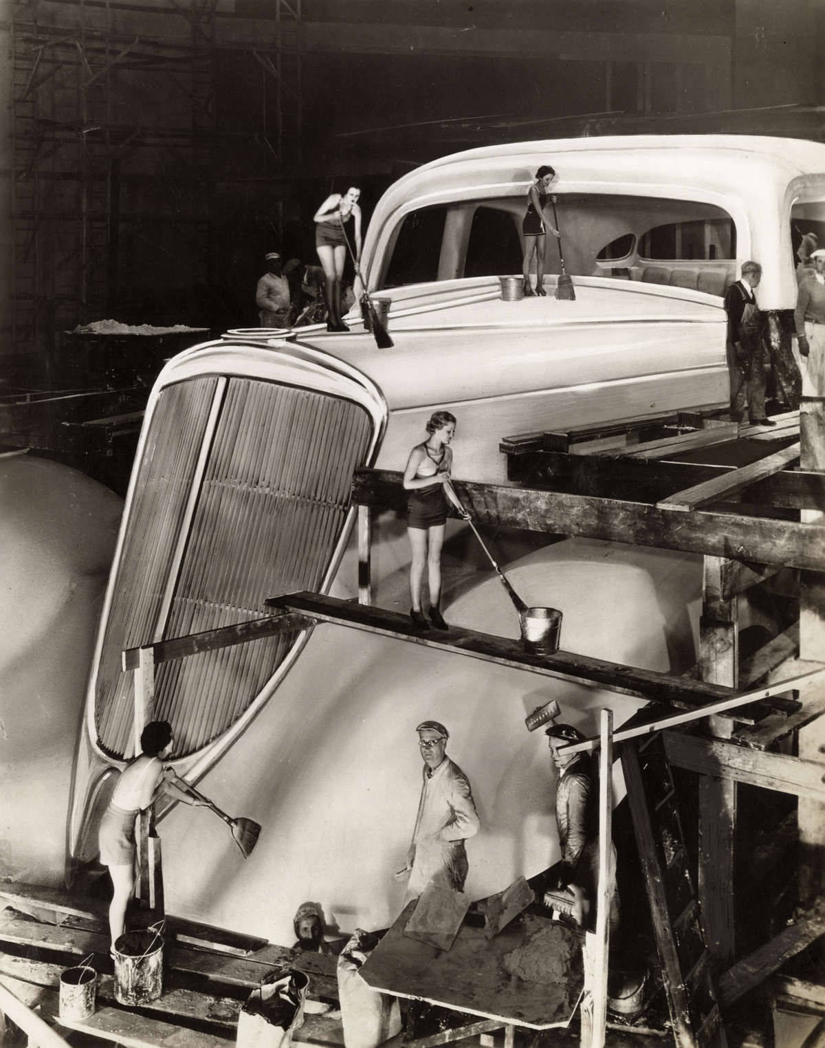 firsttimeuser:  Giant Studebaker. World’s largest vehicle under construction. Chicago,