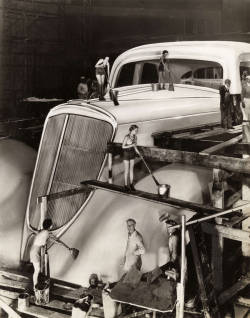 firsttimeuser:  Giant Studebaker. World’s largest vehicle under construction. Chicago, 1934 