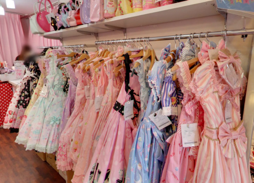 lolita-tips:strawberryskies:Want to see inside Closet Child Harajuku? Check it out on Google Maps! This is a little old but I always thought it was so cool!