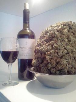 lotus-child:  hypnotic420:  gianinnalarumgay:  date night  I could go for this right about now  yes dinner for 2