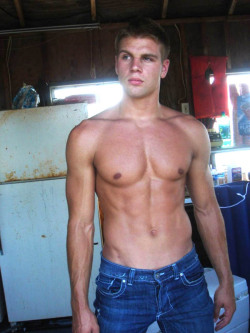 youngmuscle:  Perfect smooth young bod.